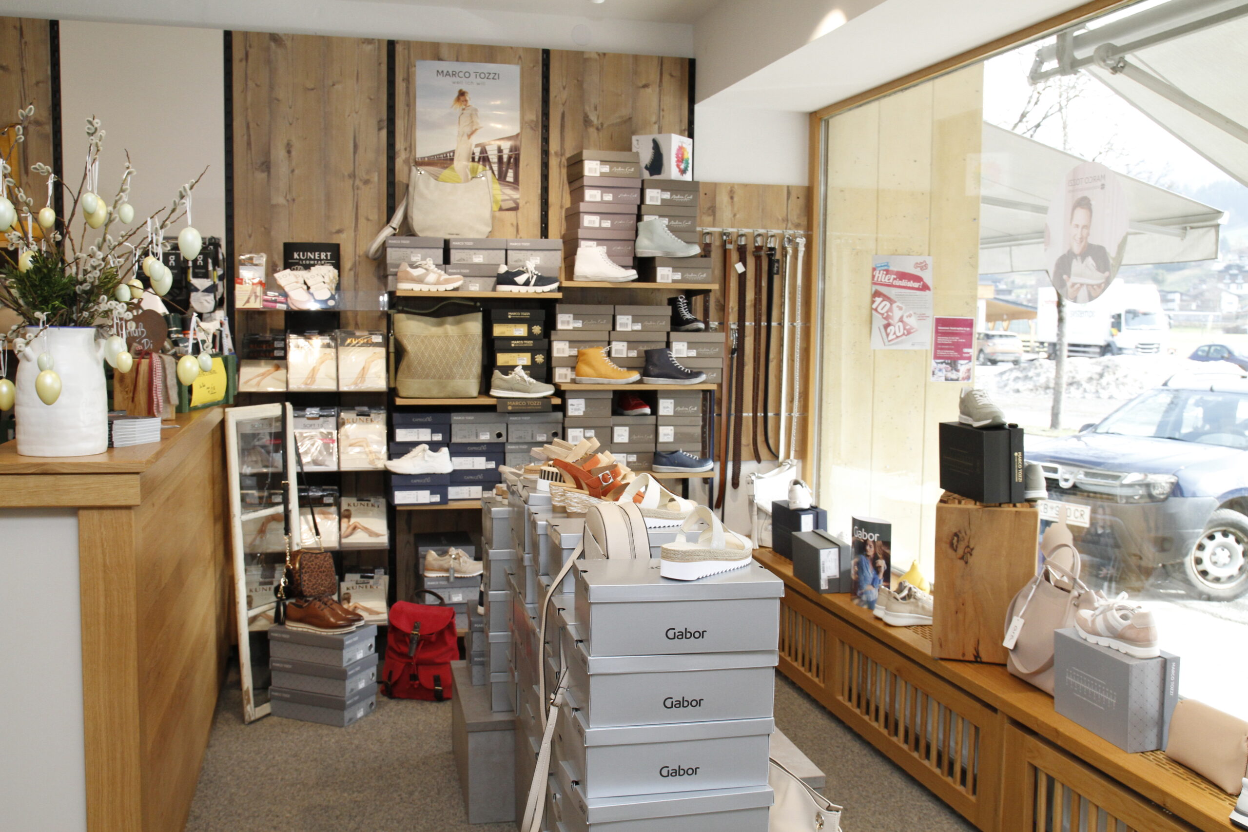 Sortiment und Schaufensterbereich im Schuhhaus Schermer